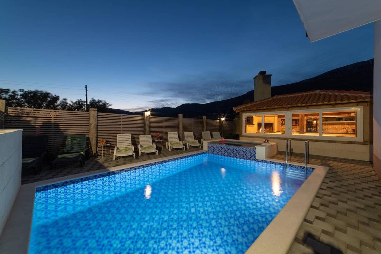 Holiday Home Chester With Heated Pool Kaštela Extérieur photo