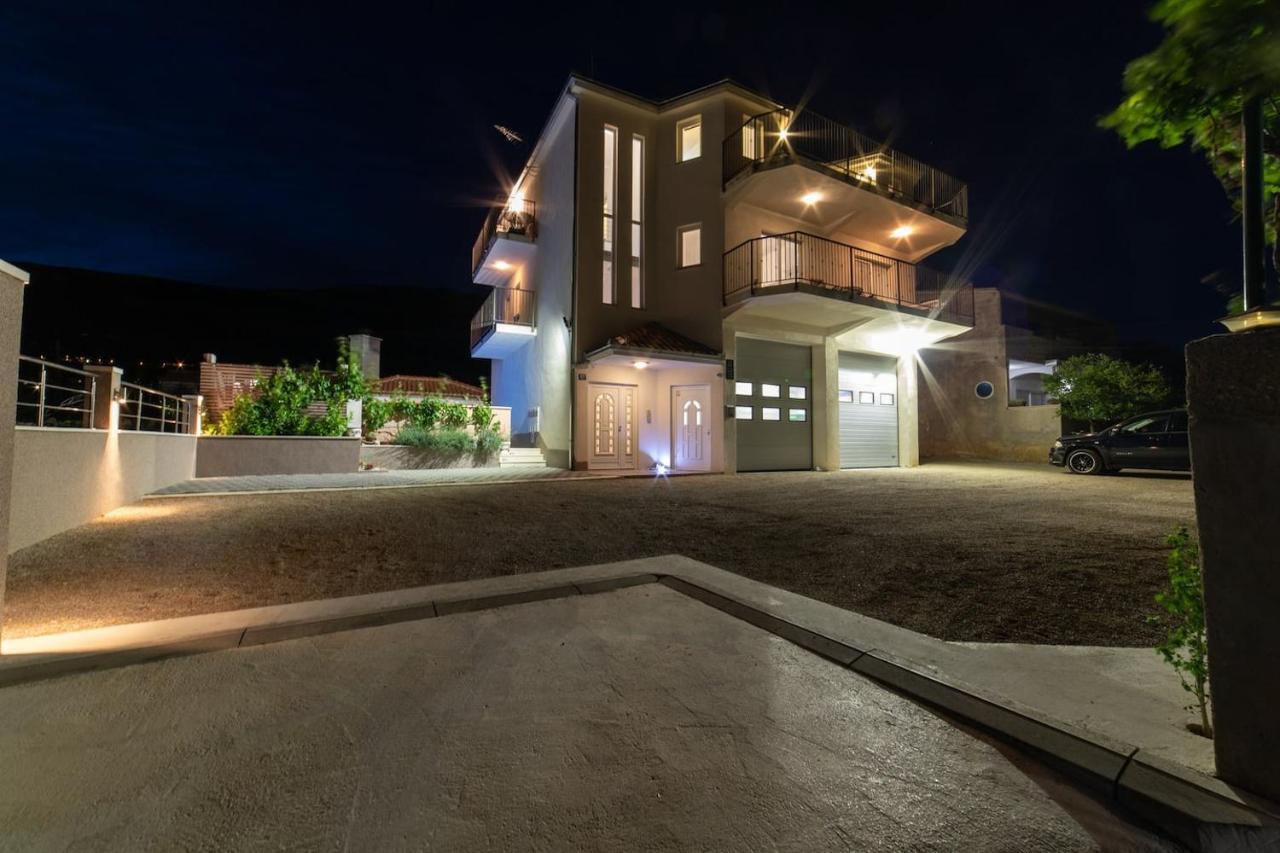 Holiday Home Chester With Heated Pool Kaštela Extérieur photo