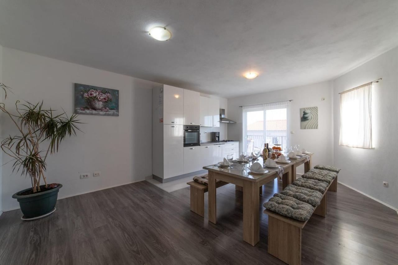 Holiday Home Chester With Heated Pool Kaštela Extérieur photo