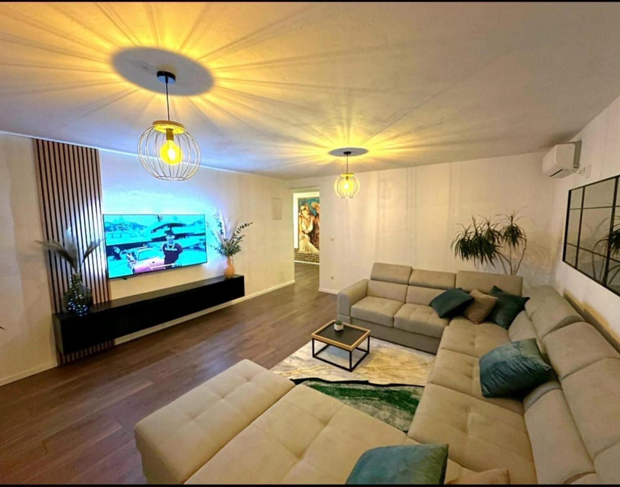 Holiday Home Chester With Heated Pool Kaštela Extérieur photo