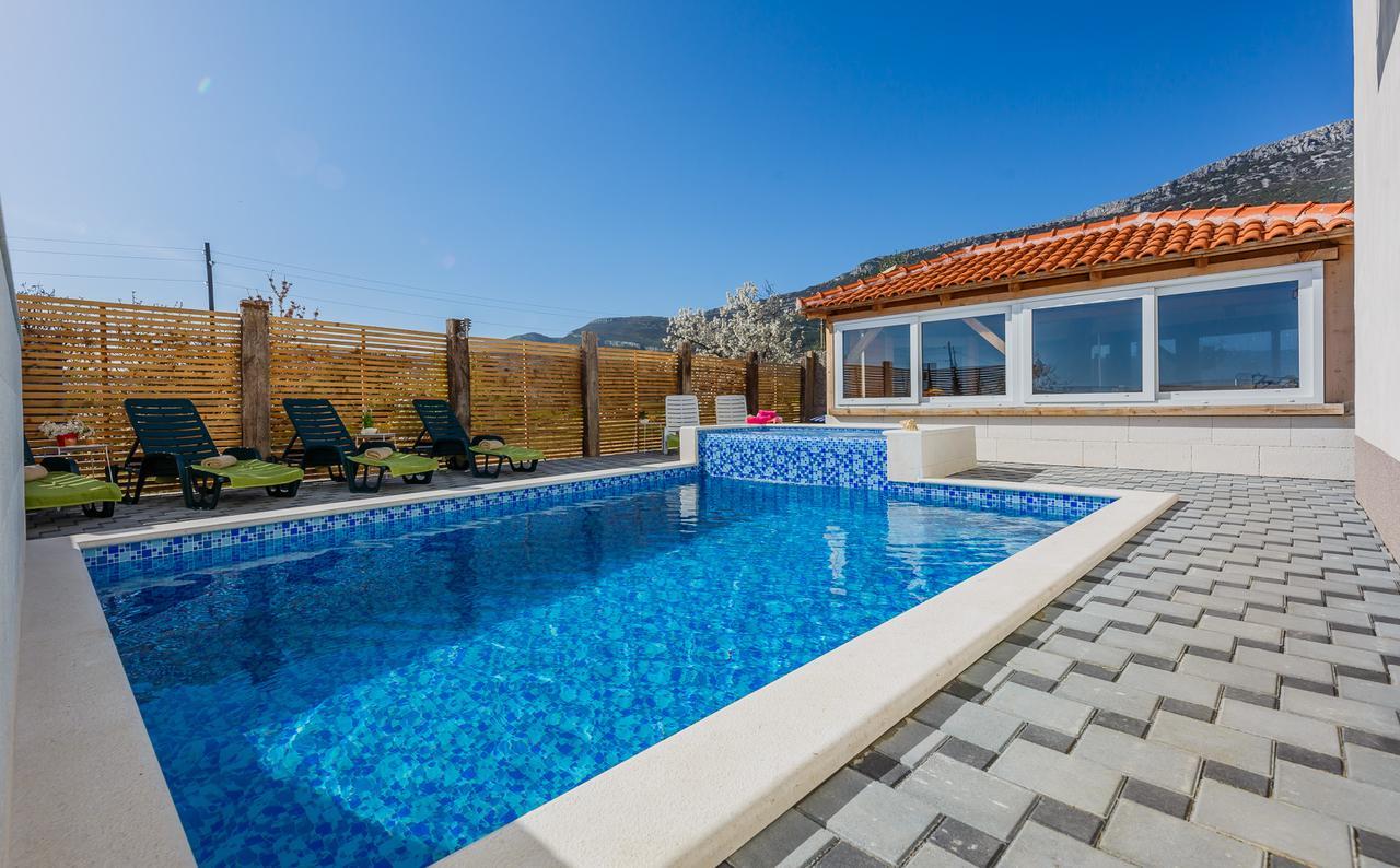Holiday Home Chester With Heated Pool Kaštela Extérieur photo
