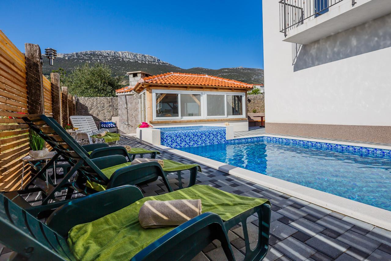Holiday Home Chester With Heated Pool Kaštela Extérieur photo