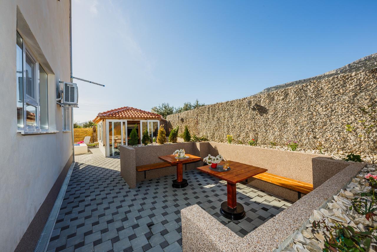 Holiday Home Chester With Heated Pool Kaštela Extérieur photo